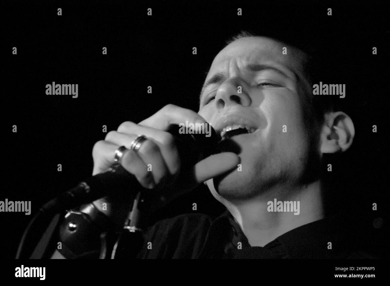 Cantante Ole Gunnar Gundersen di Norwegian (Norvegia) electro-pop band LORRAINE (da Bergen) al Barfly di Cardiff, venerdì 14 2006 aprile. Foto © ROB WATKINS Foto Stock