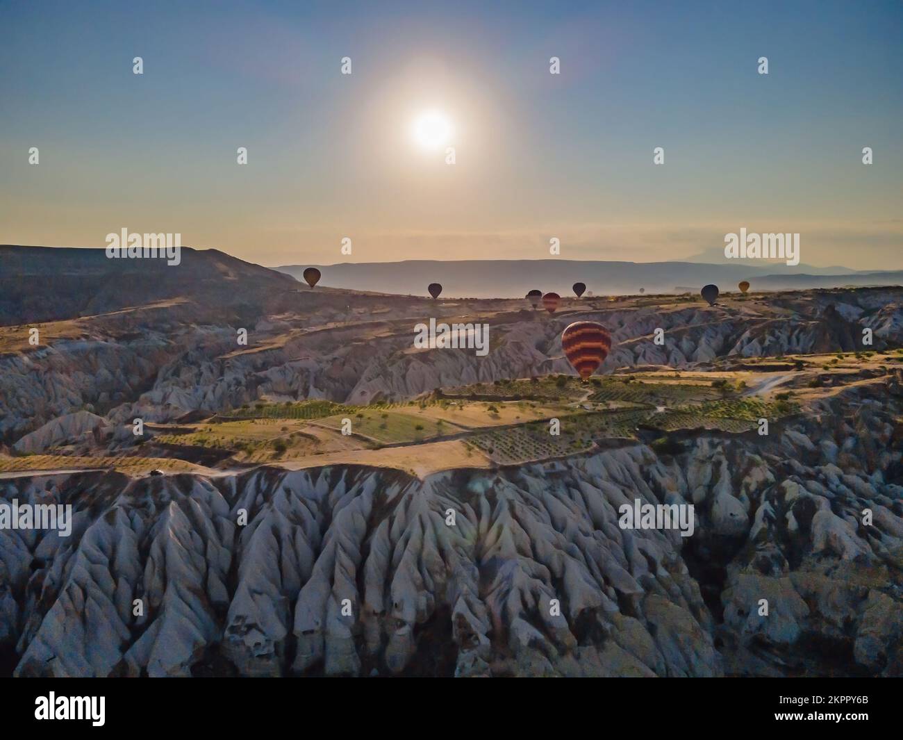 Coloratissime mongolfiere che volano nella valle dei camini delle fate a Nevsehir, Goreme, Cappadocia Turchia. Spettacolare vista panoramica del drone Foto Stock