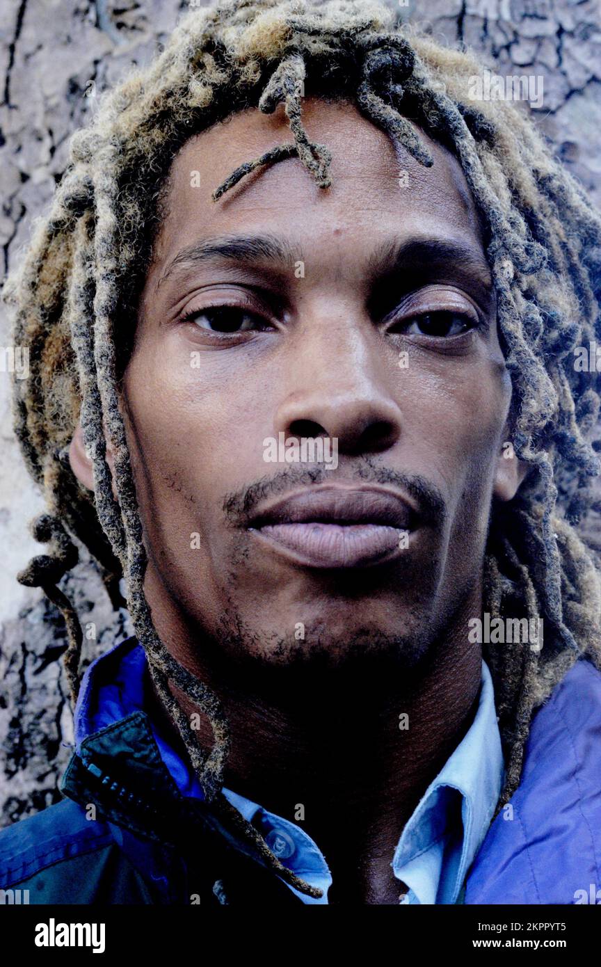 MC NINJAH, QUEEN STREET, CARDIFF, 2005: Cardiff Hip-Hop ACT, MC and Legendary Street performer NINJAH, Cardiff, settembre 27 2005. Foto: ROB WATKINS (NB: Nome spesso scritto come Ninja) Foto Stock