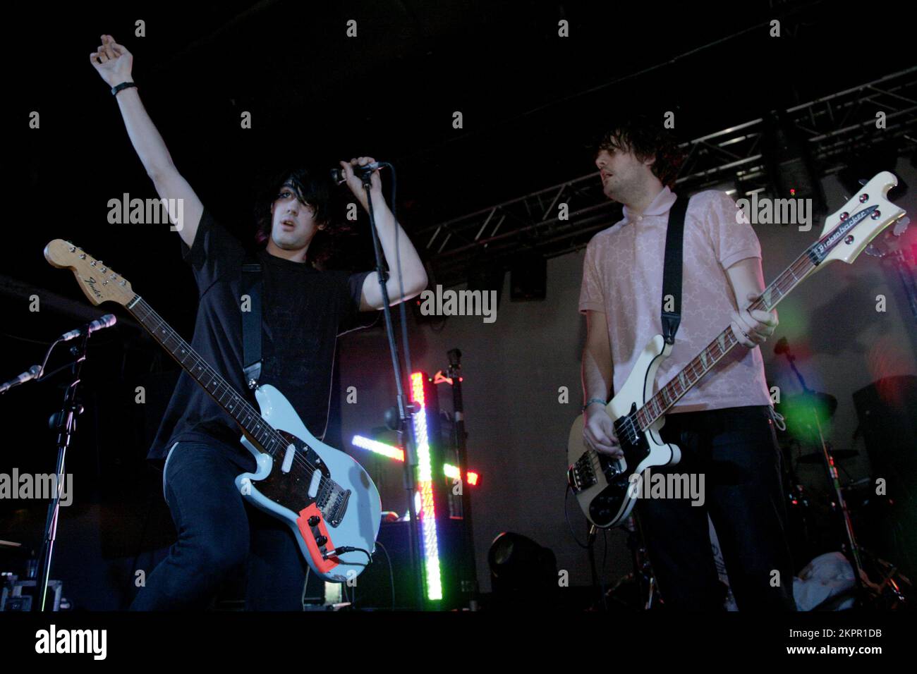 KLAXONS, CONCERTO, 2007: Il chitarrista dei Klaxons Simon Taylor-Davis (alias Captain Strobe) con il cantante e bassista Jamie Reynolds nel NME Rave Tour alla Cardiff Students' Union in Galles, 11 febbraio 2007. Fotografia: ROB WATKINS. I Klaxons sono un gruppo musicale britannico formatosi nel 2005, noto per essere stato il pioniere del nuovo genere rave. Il loro suono energetico fonde elementi indie rock, elettronici e dance-punk. Hanno guadagnato fama con il loro album di debutto "Myths of the Near Future", con successi come "Golden Skans". Foto Stock