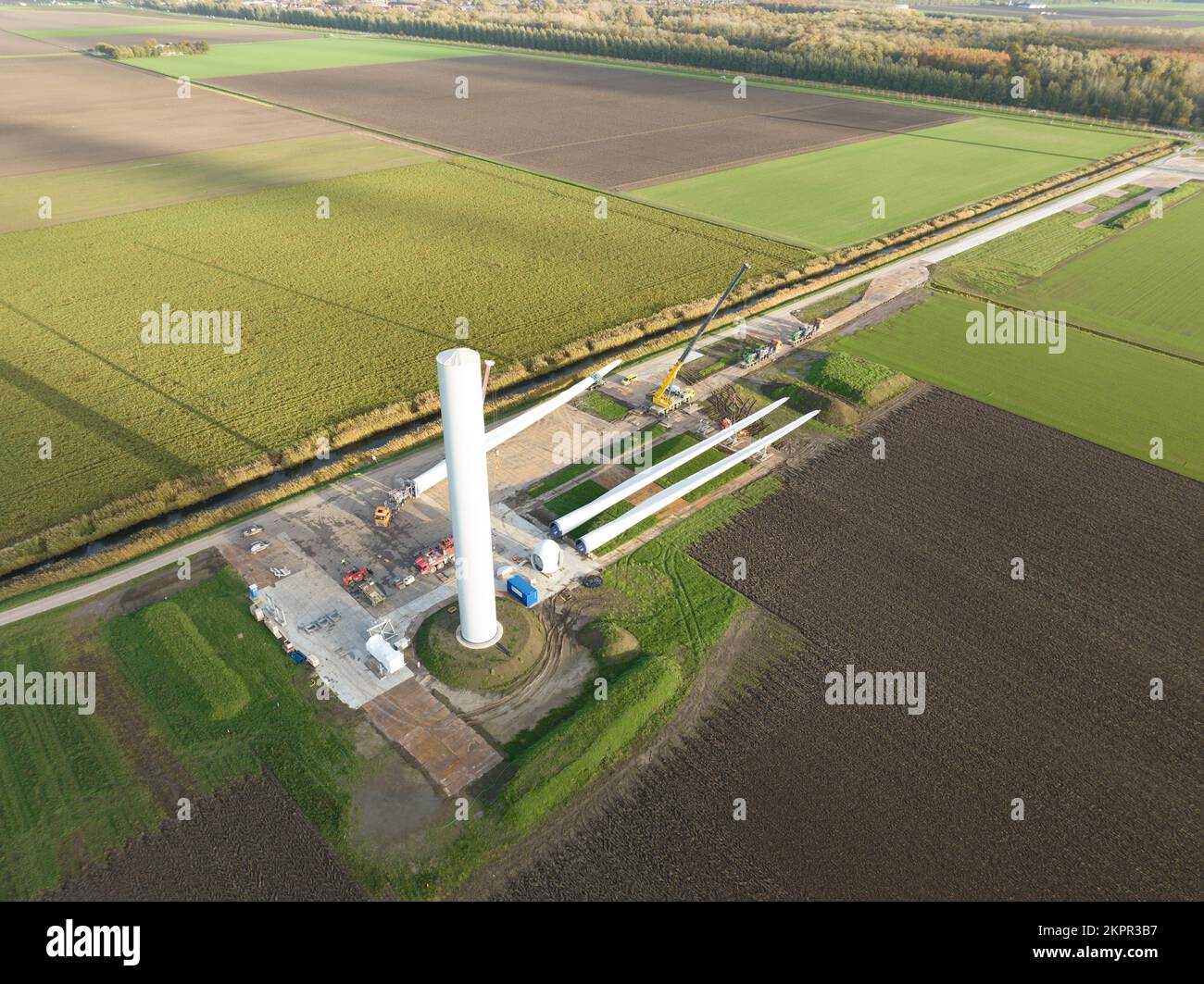 Sito di costruzione di una turbina eolica per la produzione di energia verde nei Paesi Bassi. Transizione energetica sostenibile in corso. Vista aerea del drone Foto Stock