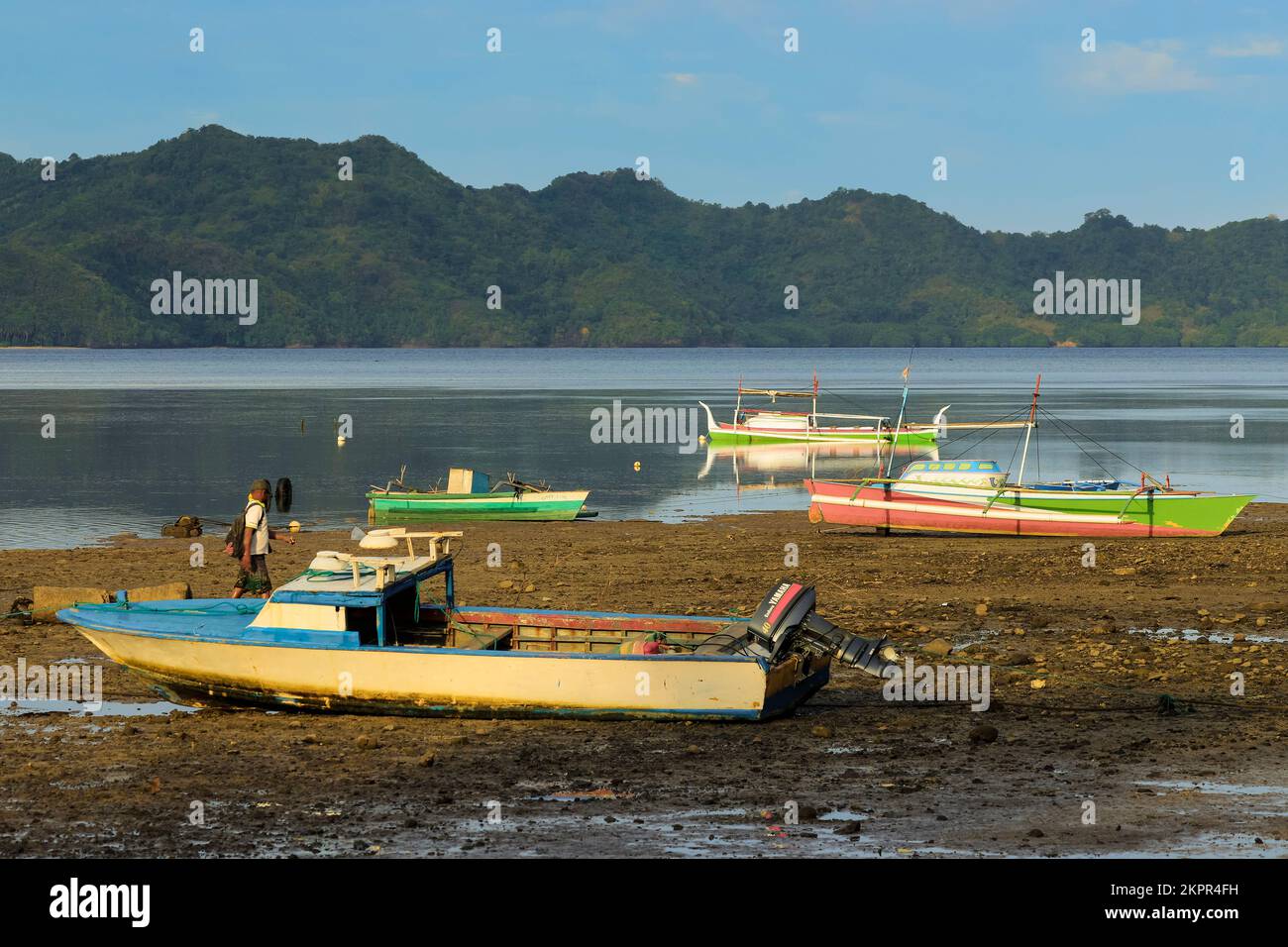 Barche da pesca sulla spiaggia di Balirangeng con bassa marea nel sud-est della bellissima isola di Siau. Siau, Arcipelago di Sangihe, Nord Sulawesi, Indonesia Foto Stock