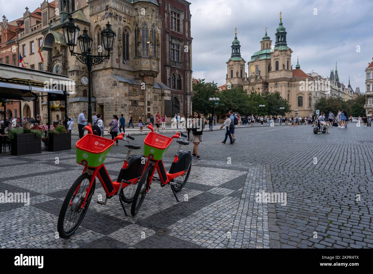 Praga, Repubblica Ceca - 5 settembre 2022: Uber Jump e-bikes sulla Piazza Vecchia di Praga Foto Stock