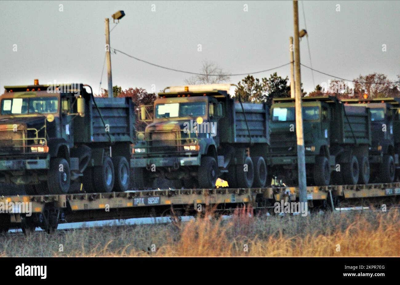 I soldati con la 411th Engineer Company della Riserva dell'esercito caricano vagoni ferroviari con veicoli e attrezzature militari il 2 novembre 2022 presso il cantiere ferroviario di Fort McCoy, Wisconsin. Nel complesso l'azienda ha caricato 128 articoli su vagoni ferroviari attraverso il movimento ferroviario multi-giorno all'installazione per distribuire l'apparecchiatura alla fine negli Stati Uniti Area di responsabilità del comando centrale. Cinque membri del personale del Centro di preparazione alla logistica di Fort McCoy (LRC) hanno assistito al movimento ferroviario e al suo coordinamento. Il modello 411th è l'ultimo di molte unità dell'ultimo decennio a tenere i movimenti ferroviari a Fort McCoy. Infatti, per il ma Foto Stock