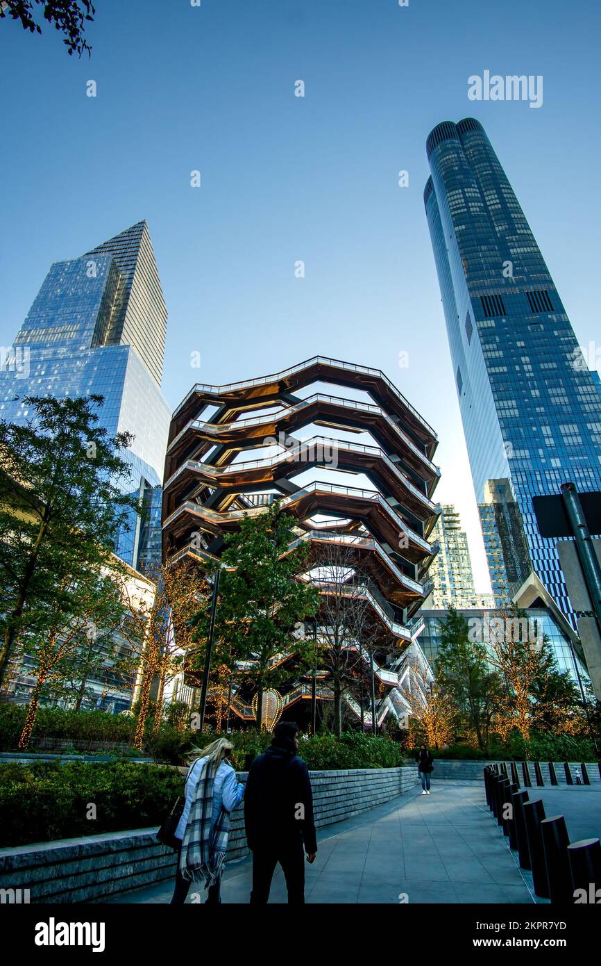 New York, NY – USA – 20 novembre 2022 Vista verticale dei turisti che si godono l'iconica imbarcazione, una struttura e un'attrazione turistica a Hudson Yards su Manhatta Foto Stock