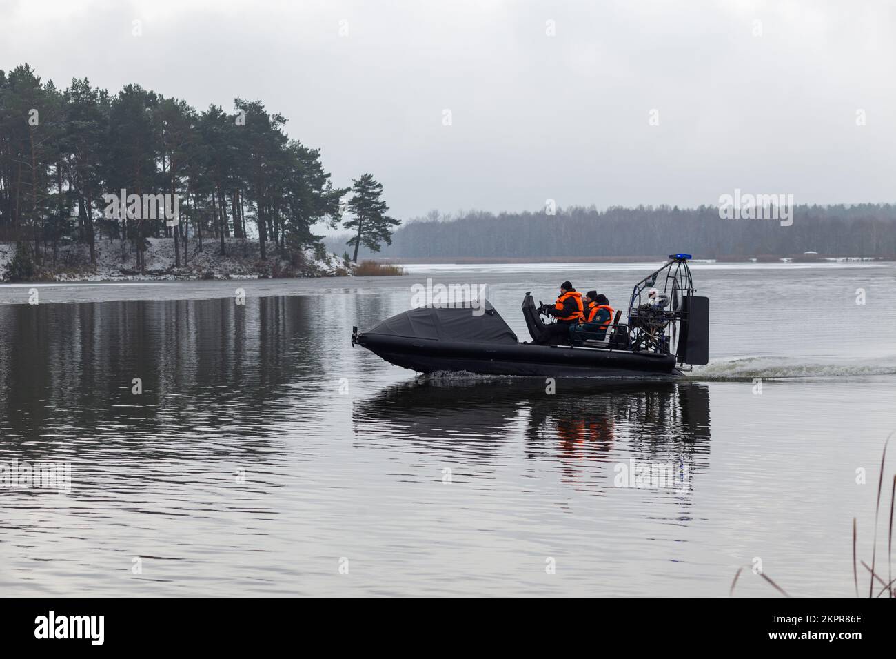 Grodno, Bielorussia - 28 novembre 2022: Una squadra di salvataggio del ministero per le situazioni di emergenza della Repubblica di Bielorussia sta navigando su un hovercraft a r Foto Stock