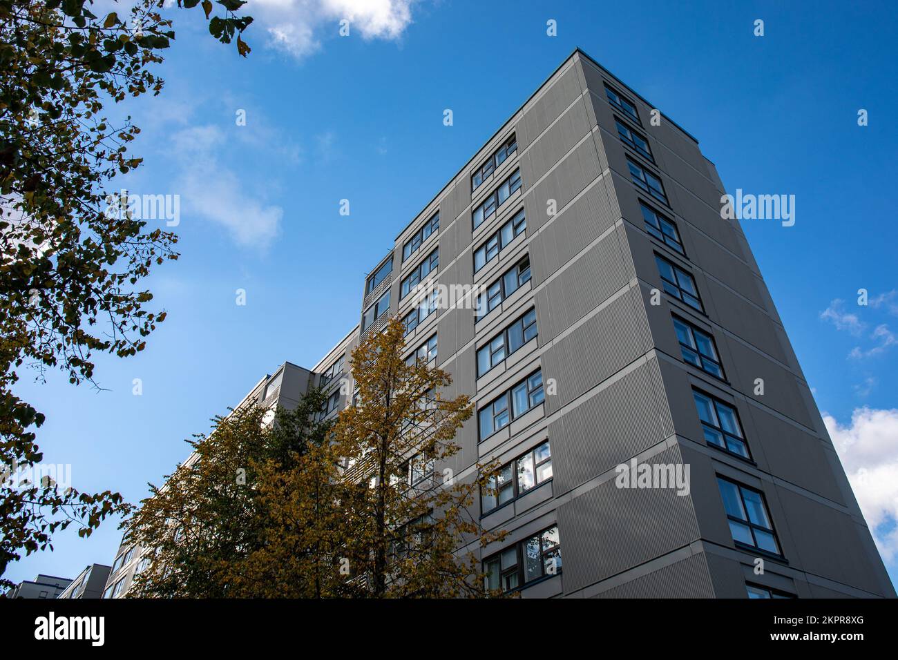 Edificio residenziale in cemento del distretto di Merihaka a Helsinki, Finlandia Foto Stock