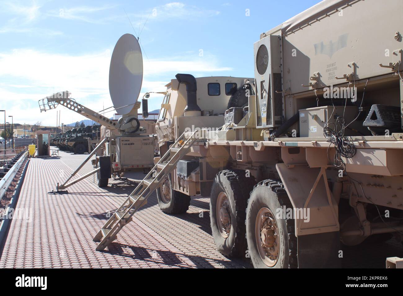 La Stryker Brigade Combat Team 2nd, divisione fanteria 4th ha condotto un esercizio rotazionale distribuito (DRE) in preparazione della sua prossima rotazione al JRTC nel 2023. Questo esercizio ha aiutato l'organizzazione a convalidare le proprie capacità di comunicazione, conducendo al contempo operazioni di pianificazione per simulare la formazione presso FT. Polk, LOUISIANA. Questo esercizio è stato condotto a ft. Carson, CO, dal 31 ottobre al 8th novembre presso il complesso di addestramento della missione situato sull'impianto. (Esercito USA/Capt. Brian Sutherland) Foto Stock