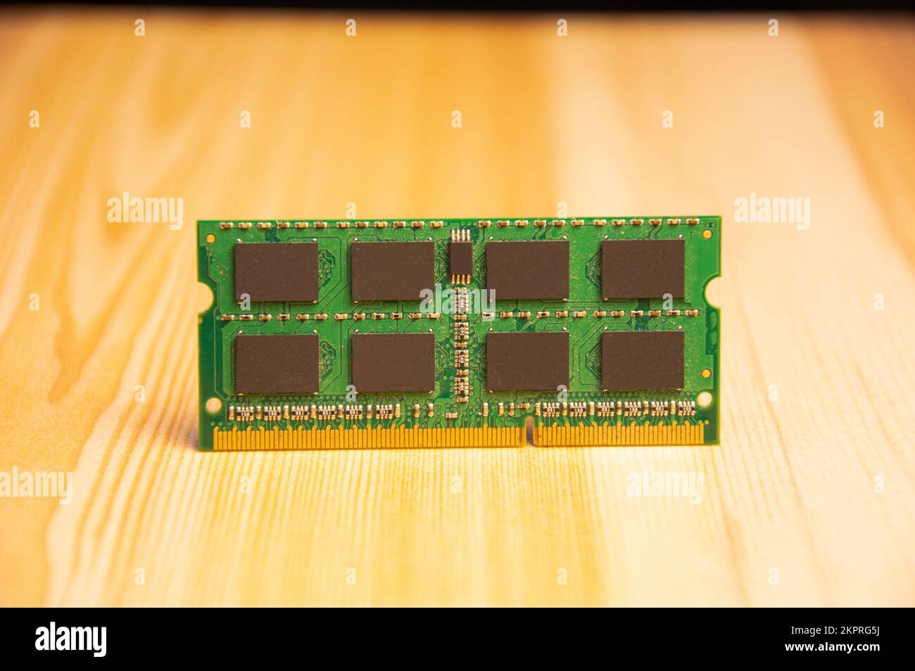 DDR3 tipo di RAM Vecchio computer portatile su pavimento in legno Foto Stock