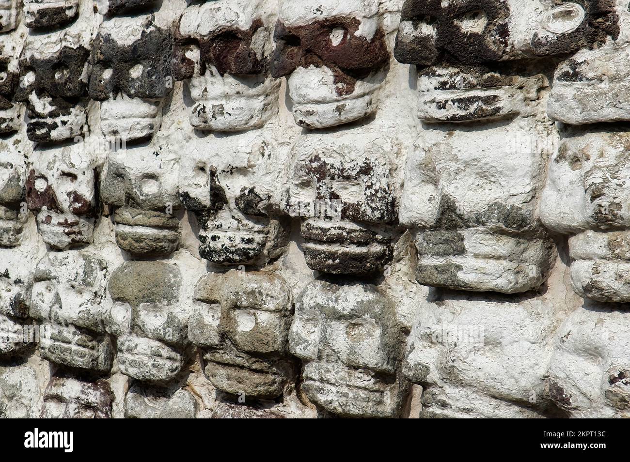 Frammento del Tempio maggiore (Templo Mayor). Rack per cranio. Particolare delle antiche rovine aztec. Foto di viaggio. Struttura di vecchie mura. Città del Messico. (1) Foto Stock