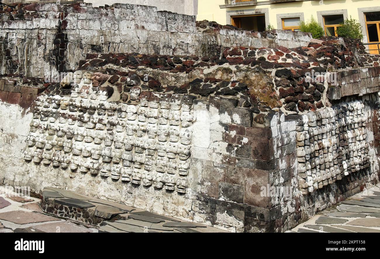 Frammento del Tempio maggiore (Templo Mayor). Rack per cranio. Particolare delle antiche rovine aztec. Foto di viaggio. Struttura di vecchie mura. Città del Messico. (1) Foto Stock
