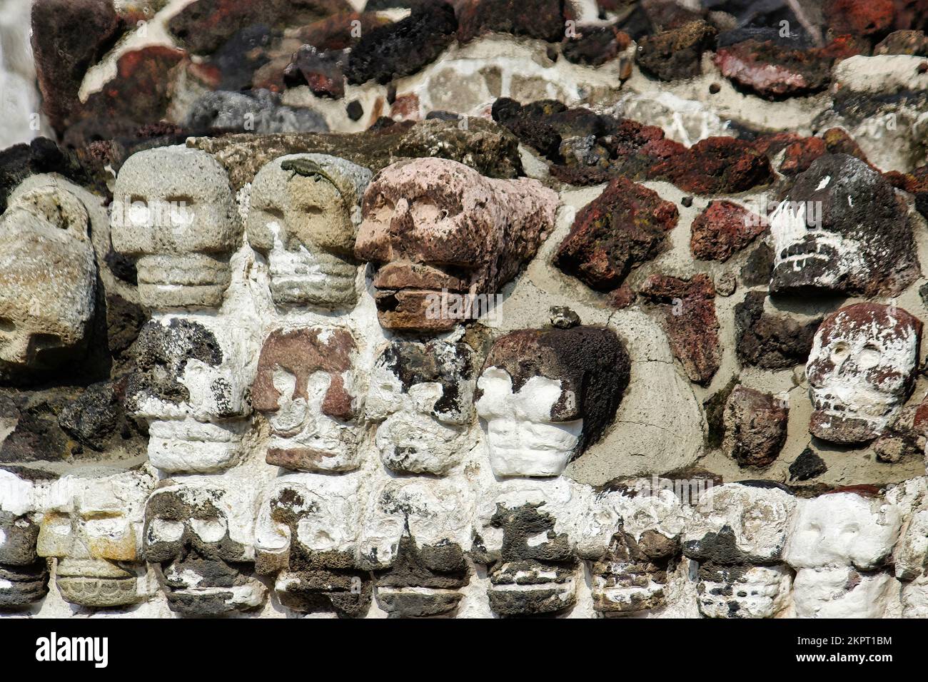 Frammento del Tempio maggiore (Templo Mayor). Rack per cranio. Particolare delle antiche rovine aztec. Foto di viaggio. Struttura di vecchie mura. Città del Messico. (1) Foto Stock