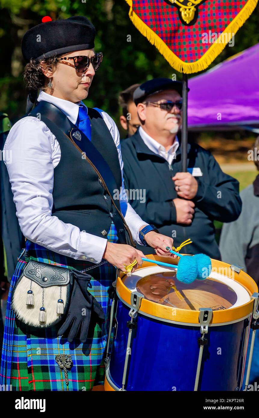 Un batterista suona durante l'annuale Celtic Music Festival e gli Scottish Highland Games, il 13 novembre 2022, a Gulfport, Mississippi. Foto Stock