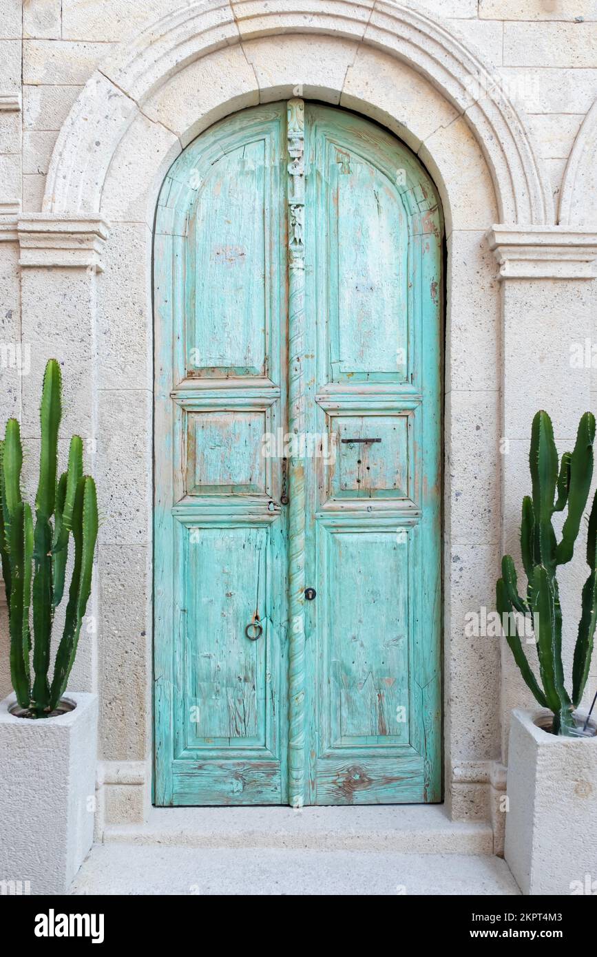 Casa di charme con porte verdi e cactus. Foto Stock
