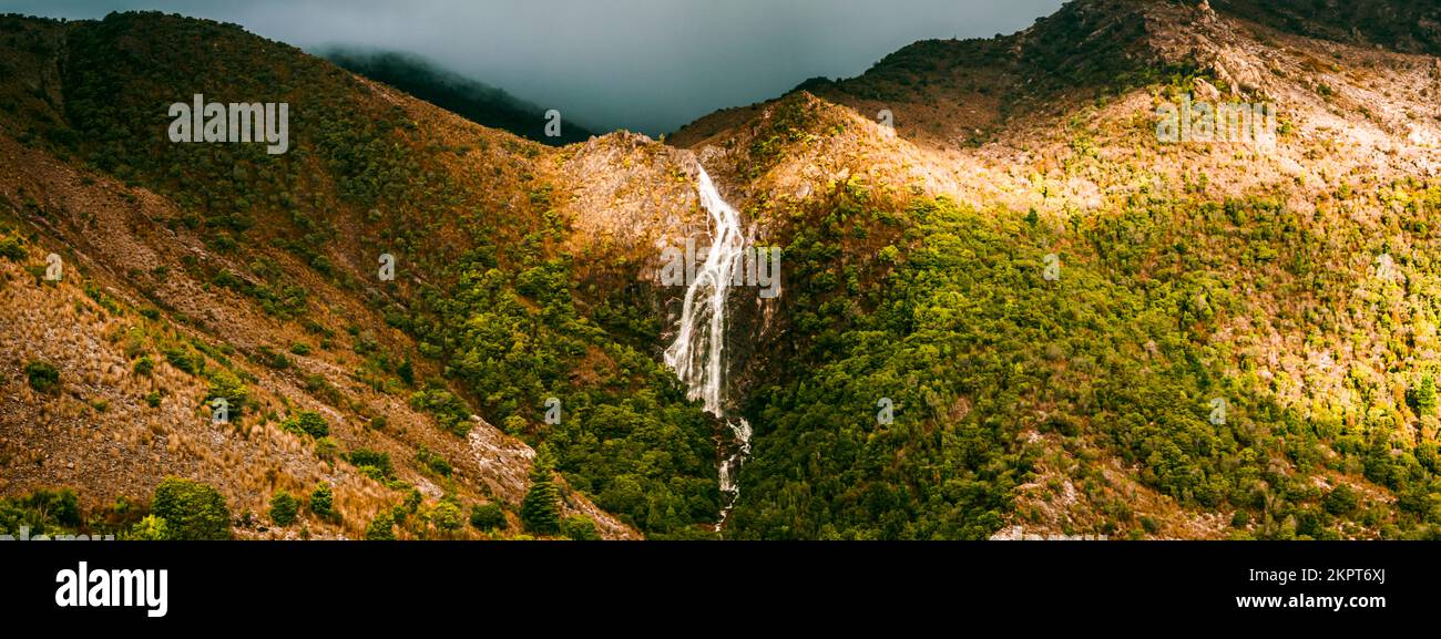 Bel paesaggio artistico di una cascata australiana che riempie le lussureggianti valli verdi sottostanti. Cascate di Horsetail a Queenstown Tasmania Foto Stock