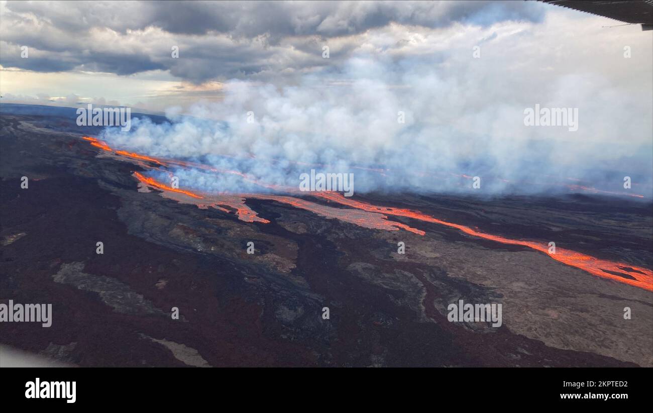 Mauna Loa, Hawaii, Stati Uniti. 28th Nov 2022. Il Mauna Loa delle Hawaii, il vulcano attivo più grande del mondo, ha iniziato a eruttare domenica per la prima volta dal 1984, terminando il suo periodo più lungo e tranquillo nella storia registrata. Il cielo notturno sopra l'isola più grande delle Hawaii illuminava un rosso infernale mentre la lava calda e luminosa si spriglava sulla cima del vulcano intorno alle 11:30:00 ora locale di domenica. La lava è contenuta all'interno della cima e non minaccia hawaiani che vivono in discesa per ora, gli Stati Uniti Il servizio geologico (USGS) ha detto. Foto aeree scattate alle 7:15:00 ora locale (HST) dal volo di Pattuglia dell'aria civile. Nord-est Foto Stock