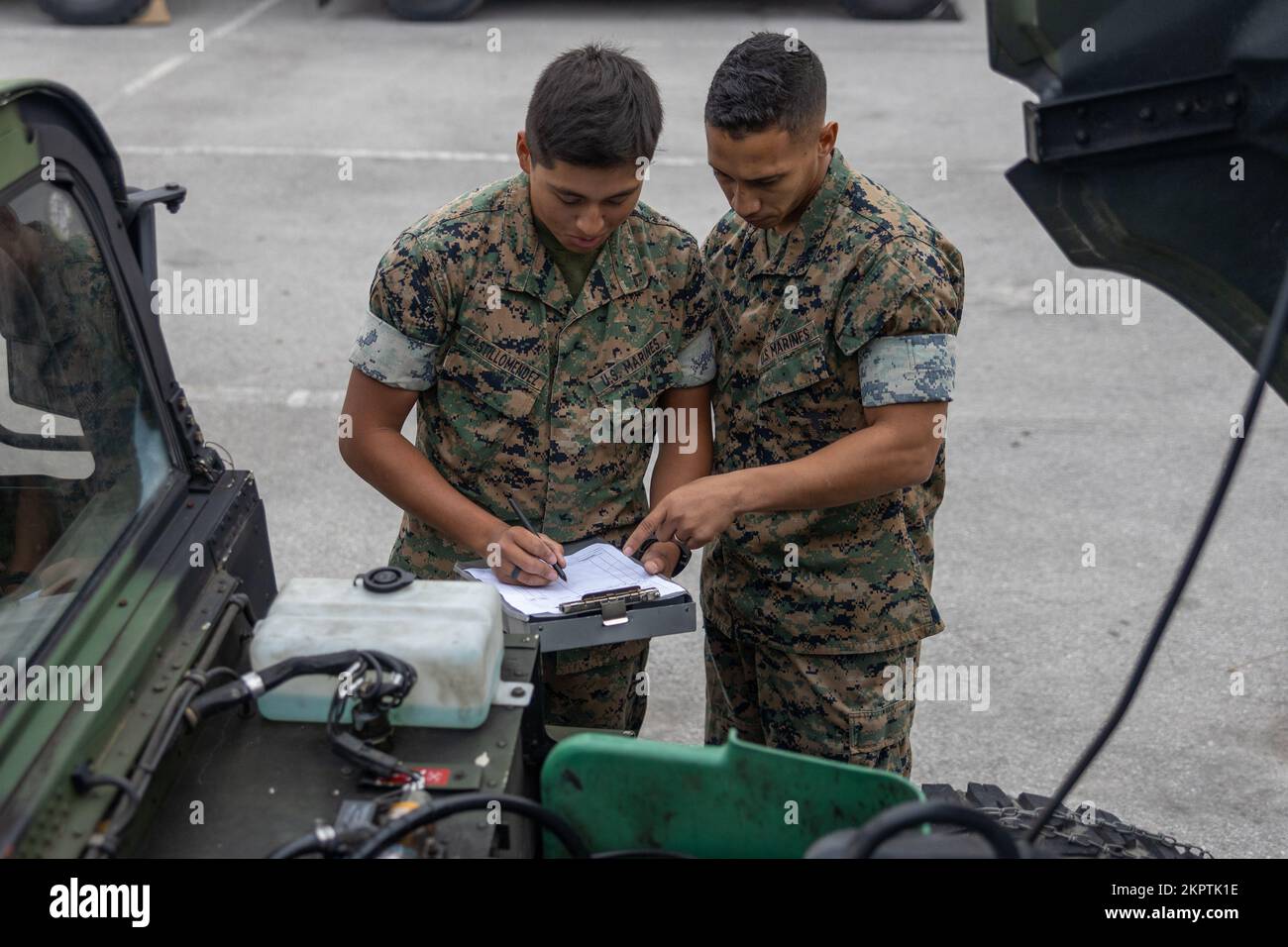 STATI UNITI Marine Corps CPL. Steven Montes, destra, un Pleasantville, New York, nativo, e PFC. Heberto Castillomendez, un Rock Hill, South Carolina, nativo, entrambi gli operatori di trasporto a motore, entrambi con 6th Marine Regiment, 2D Marine Division, condurre una manutenzione preventiva controlli e servizi check list su Camp Lejeune, North Carolina, 3 novembre 2022. Montes è stato identificato come "Follow Me' Marine" nel tentativo di condividere le storie di 2D Marines MARDIV che hanno recentemente ri-arruolato. Foto Stock