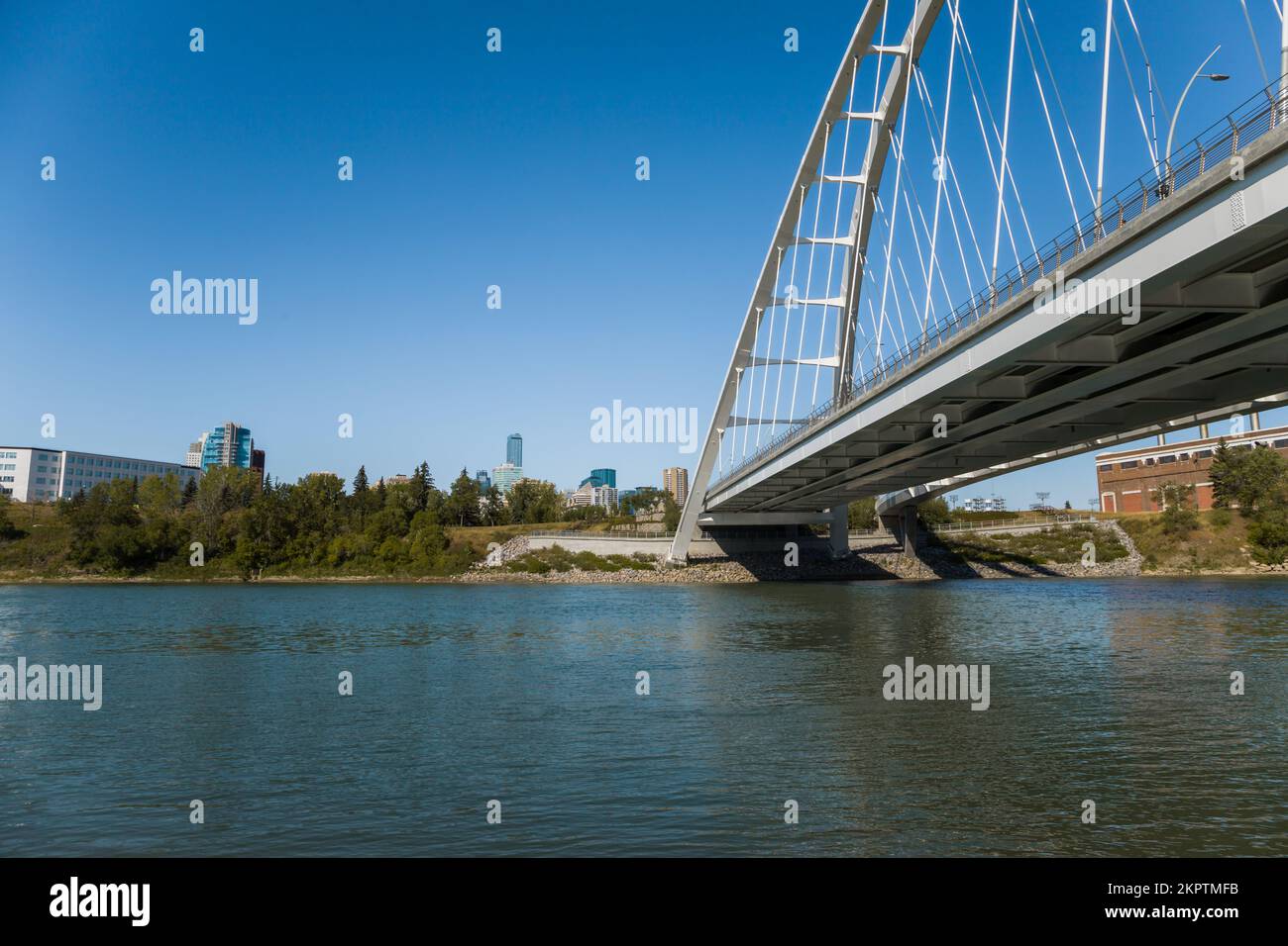Moderno ponte ad arco sul fiume, traffico diurno, ora estiva. Architettura moderna, panorama della città di Edmonton, Alberta, Canada Bike Road Foto Stock