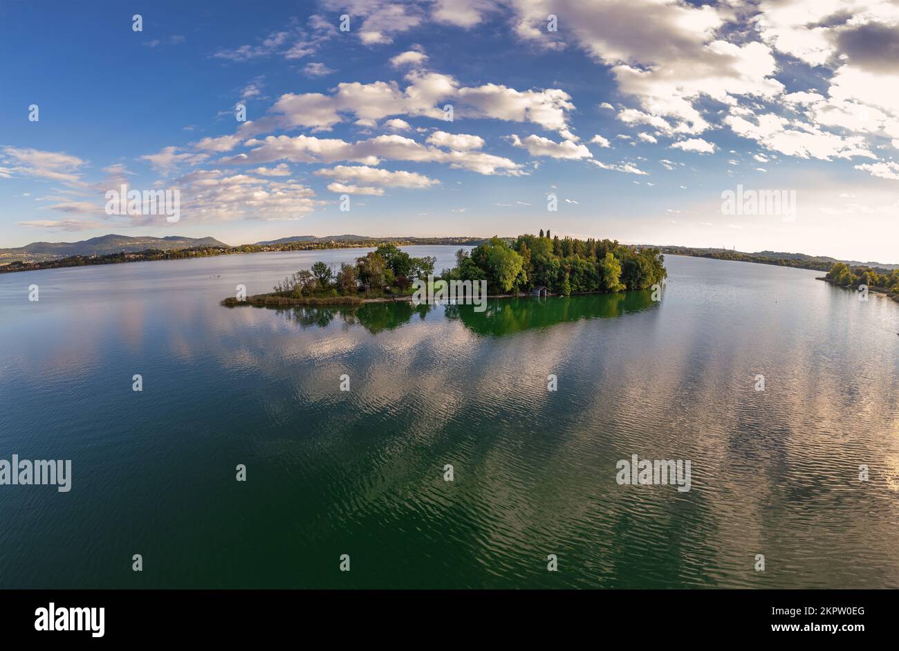 Veduta aerea di un'isola boschiva al tramonto, Lago di Pusiano, Lombardia, Italia Foto Stock