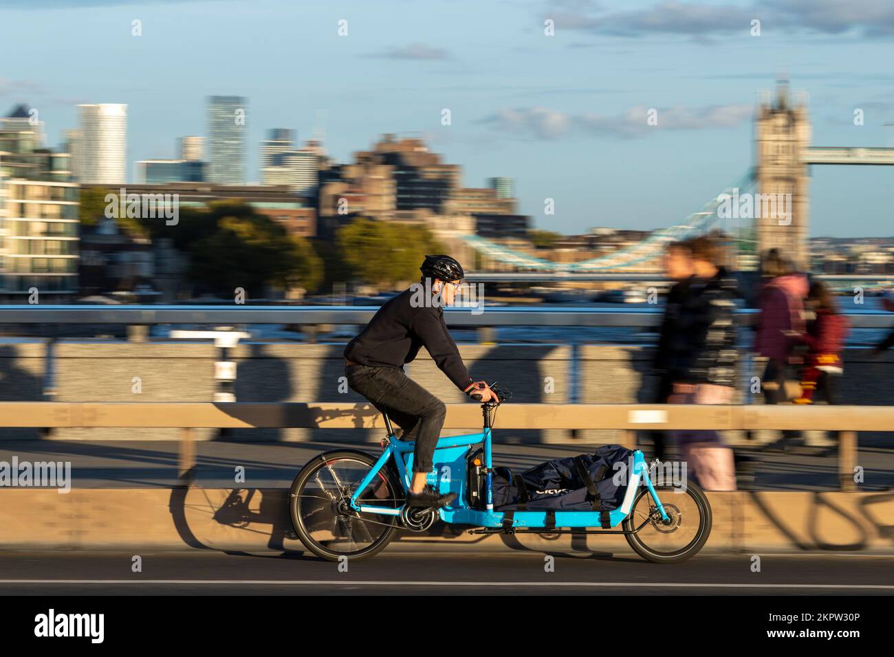 Un corriere ciclistico Citysprint a bordo di una bicicletta Bullit e-cargo attraverso, London Bridge, Londra, Regno Unito. 28 Ott 2022 Foto Stock