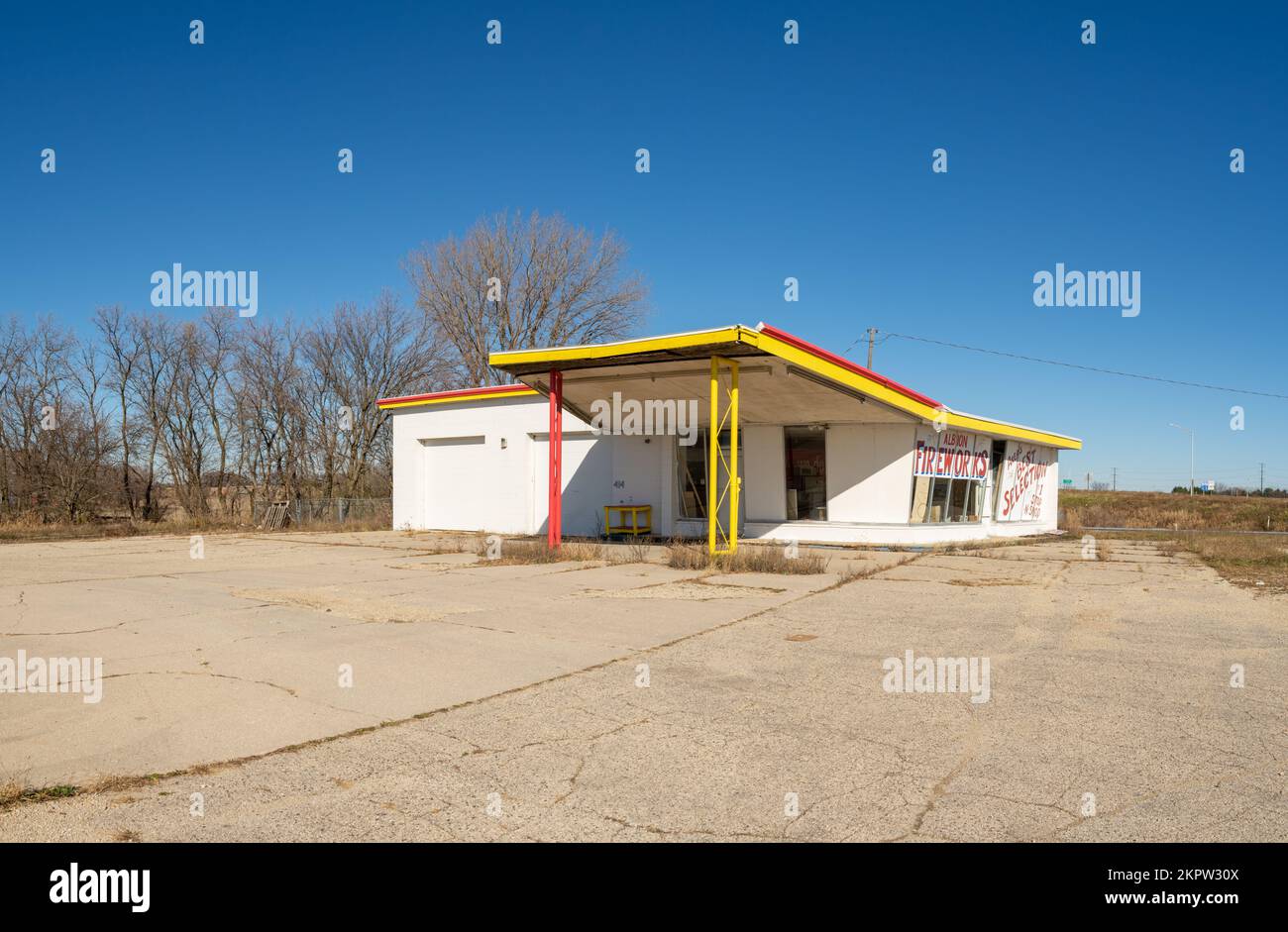 Albion, Illinois, Stati Uniti d'America - 7th 2022 novembre - Abandond fuoco di fuoco rurale stand e derelict vecchia stazione di benzina edificio nella luce del pomeriggio. Foto Stock