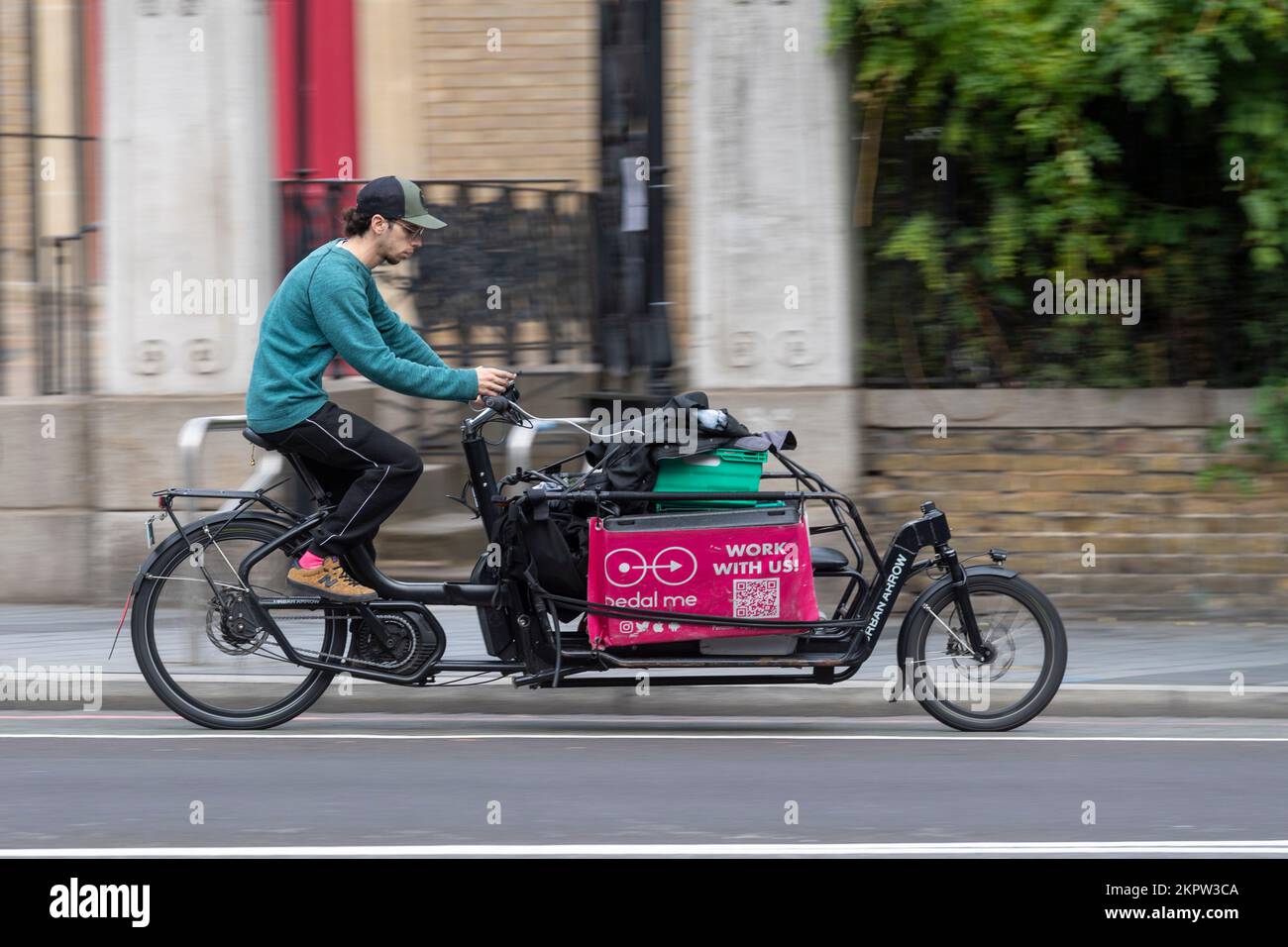 Un corriere ciclistico Pedal Me che guida una bicicletta Urban Arrow e-cargo lungo Waterloo Road, Londra, Regno Unito. 16 Ott 2022 Foto Stock