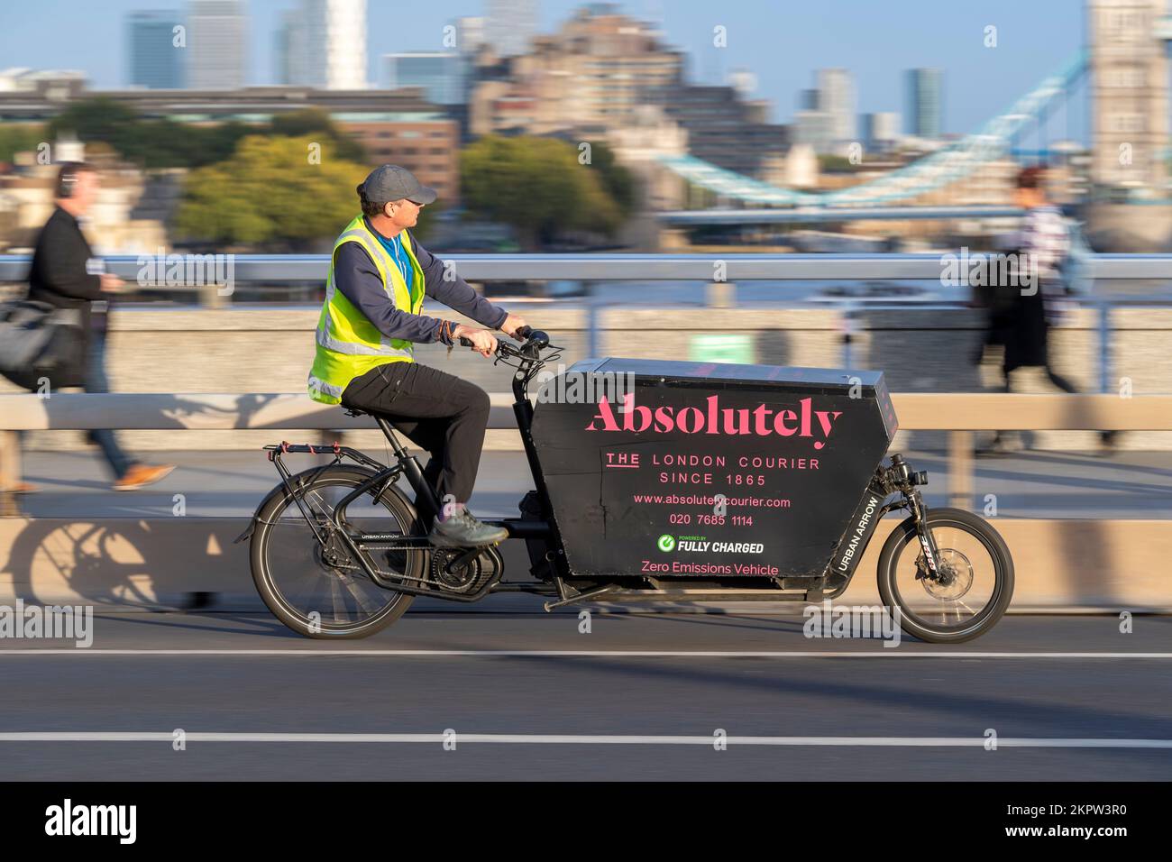 Bike couriers immagini e fotografie stock ad alta risoluzione - Alamy
