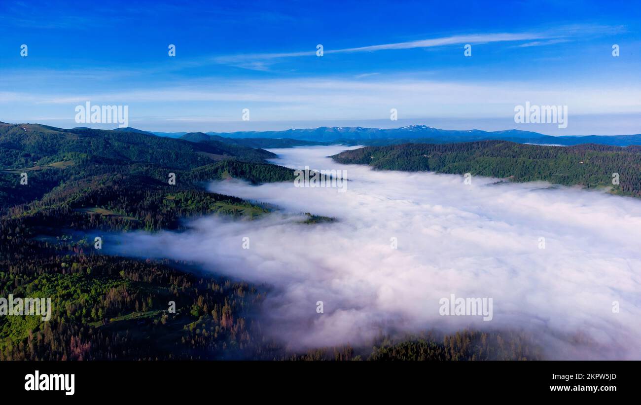 nebbia e nuvola paesaggio della valle di montagna. montagne nebbiose. scarica immagine Foto Stock