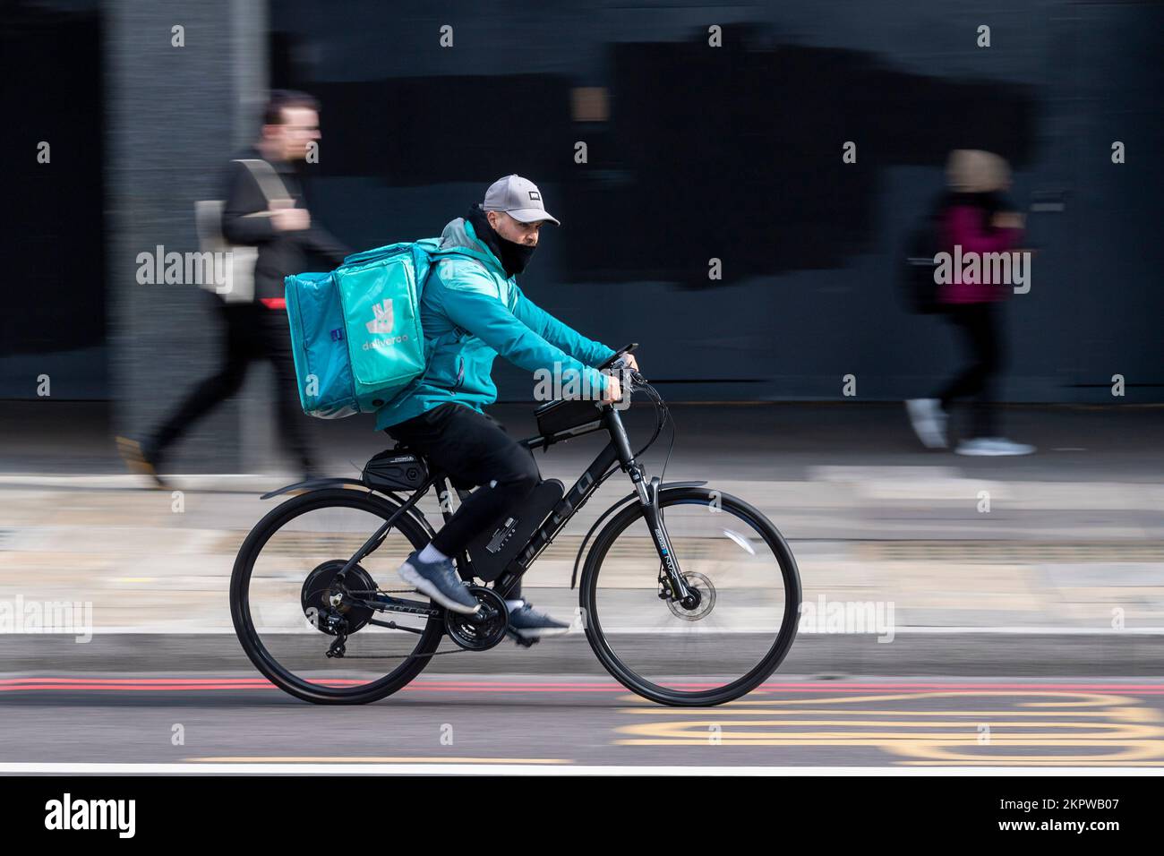 Un corriere Deliveroo in bicicletta a bordo di una e-bike, York Road, Londra, Regno Unito. 16 Ott 2022 Foto Stock