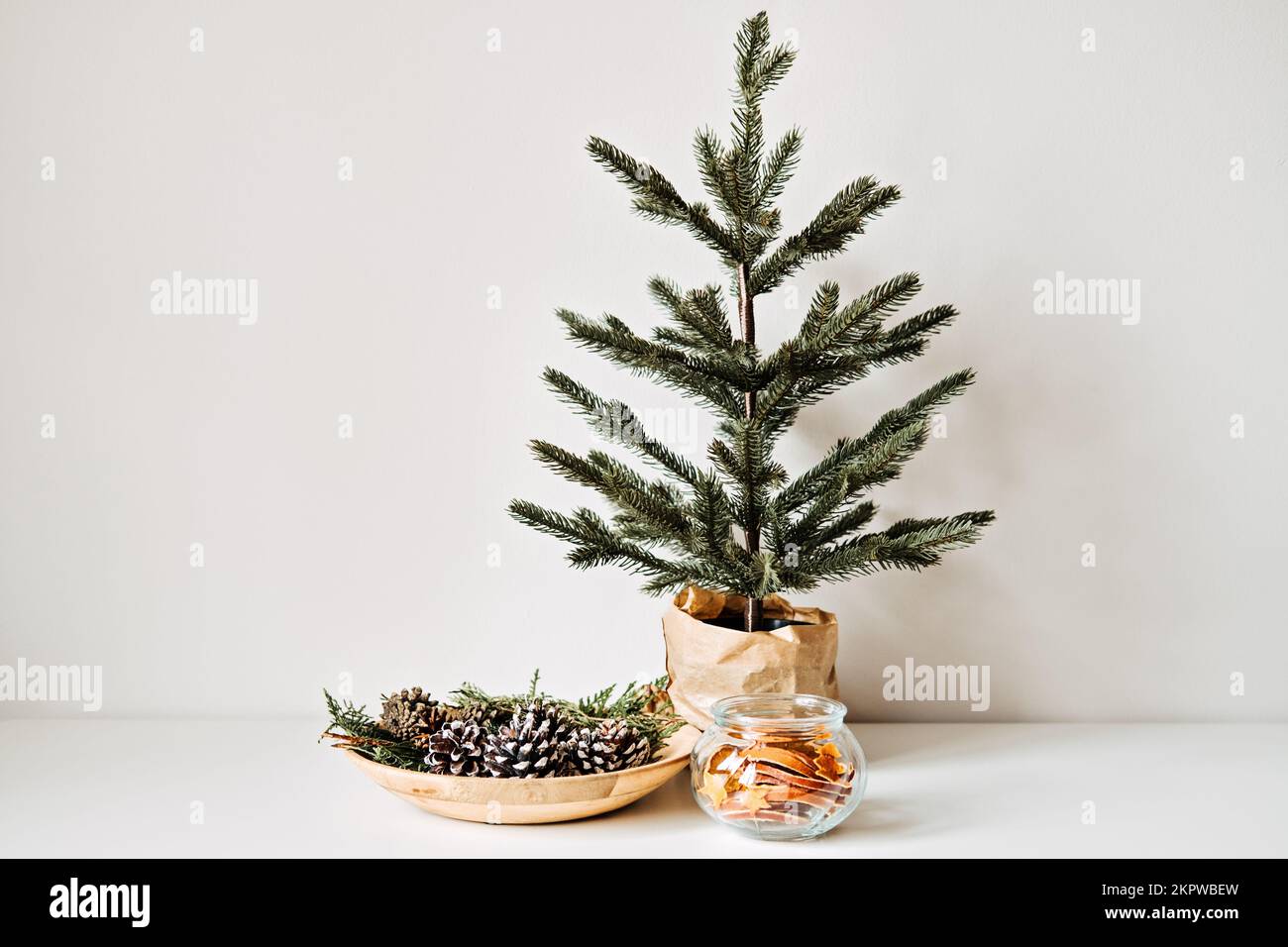 Sostenibile Eco friendly zero sprechi Natale. Naturale Zero rifiuti sostenibile ornamento albero di Natale decorazioni appendenti. Albero di Natale e arancio secco Foto Stock