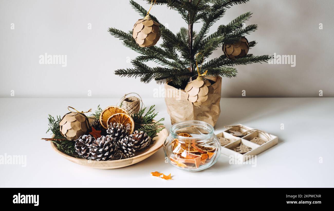 Sostenibile Eco friendly zero sprechi Natale. Naturale Zero rifiuti sostenibile ornamento albero di Natale decorazioni appendenti. Albero di Natale e arancio secco Foto Stock