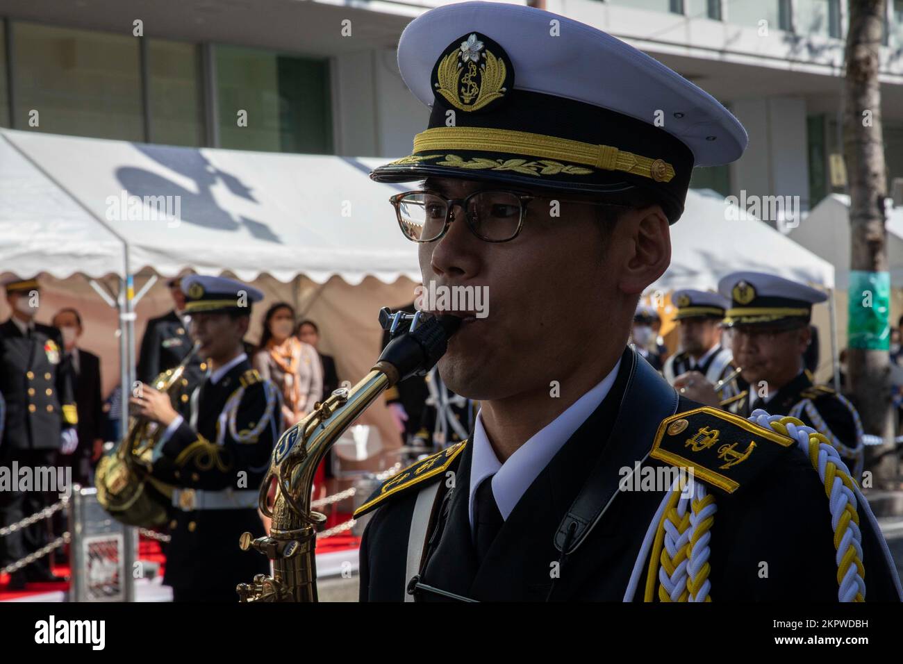 221103-N-MM501-1536 YOKOSUKA, Giappone (2 novembre 2022) Un membro della Japan Maritime Self-Defense Force’s (JMSDF) Band di Yokosuka suona il sassofono durante la sfilata 2022 International Fleet Review della JMSDF a Yokosuka, Giappone, 2 novembre. Sotto Commander, Stati Uniti Pacific Fleet, 7th Fleet è la flotta statunitense La flotta numerata più grande della Marina, distribuita in avanti, interagisce e opera regolarmente con 35 nazioni marittime per preservare una regione indomorosa e libera. Foto Stock