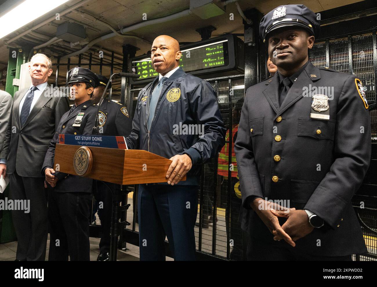 New York, New York, Stati Uniti. 28th Nov 2022. Il sindaco Eric Adams parla a PO Taufique Bokth, PO Brunel Victor ricevendo proclamazioni sul salvataggio della vita di un uomo che è crollato sulle piste della metropolitana sulla 116th strada stazione. Il sindaco ha presentato i proclami ad entrambi gli ufficiali e ha detto che c'era anche un buon samaritano che ha contribuito a salvare la vita dell'uomo sulle piste e lasciato senza traccia. Credit: ZUMA Press, Inc./Alamy Live News Foto Stock