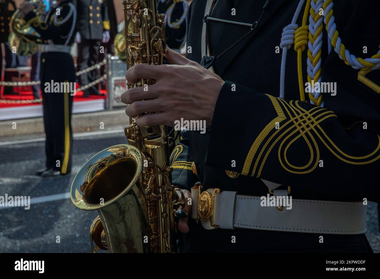 221103-N-MM501-1541 YOKOSUKA, Giappone (2 novembre 2022) Un membro della Japan Maritime Self-Defense Force’s (JMSDF) Band di Yokosuka suona il sassofono durante la sfilata 2022 International Fleet Review della JMSDF a Yokosuka, Giappone, 2 novembre. Sotto Commander, Stati Uniti Pacific Fleet, 7th Fleet è la flotta statunitense La flotta numerata più grande della Marina, distribuita in avanti, interagisce e opera regolarmente con 35 nazioni marittime per preservare una regione indomorosa e libera. Foto Stock