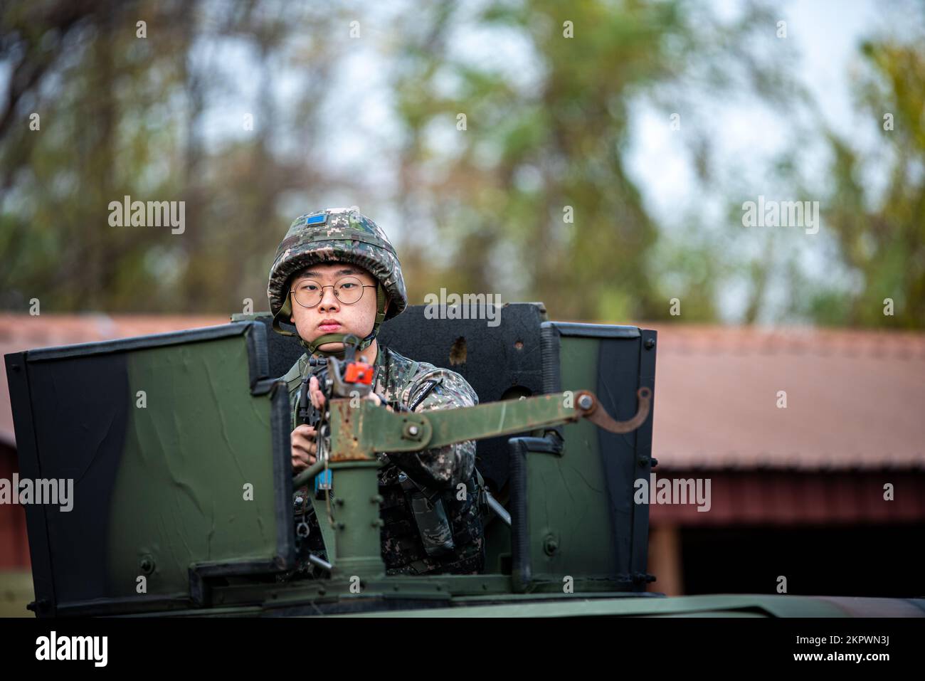 Repubblica di Corea Senior Airman Jungmin Lee, poliziotto militare, guarda le minacce nella torretta di un Humvee durante un corso congiunto di preparazione al combattimento (CRC) con 51st difensori dello squadrone delle forze di sicurezza presso la base aerea di Osan, ROK, 3 novembre 2022. CRC ha testato la capacità dei partner congiunti di rispondere a scenari di attacco simulati e difendere con successo Osan AB. Foto Stock