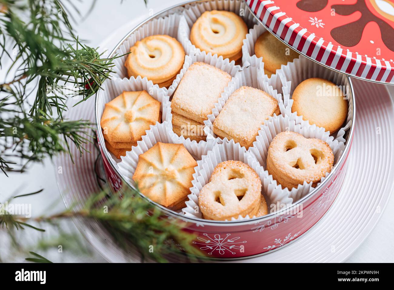 Biscotti danesi al burro in una scatola rossa di lattina di Natale con  fiocchi di neve e cervi. Biscotti con torta di tè durante la vacanza Foto  stock - Alamy