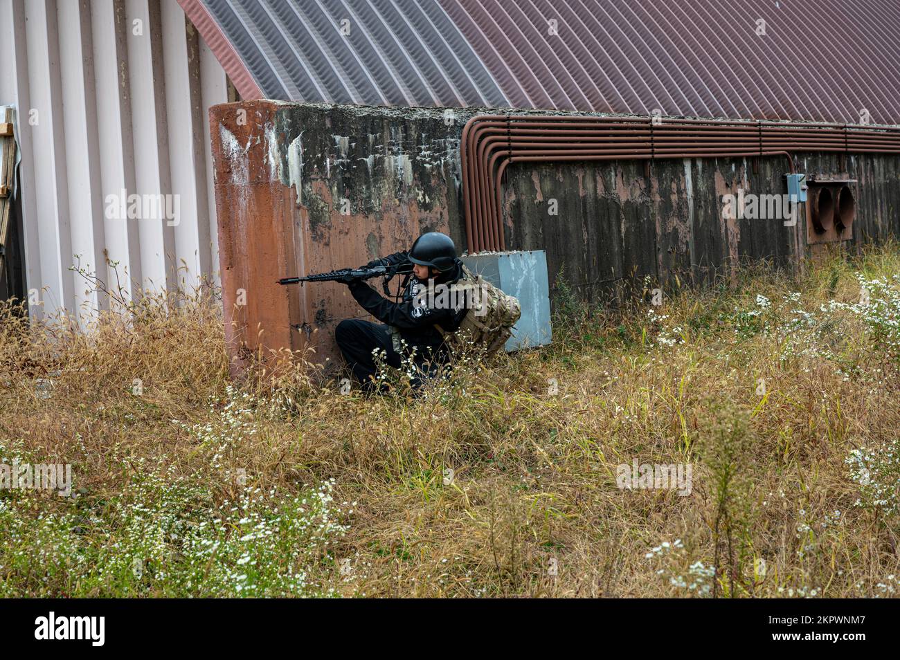 Un poliziotto militare della Repubblica di Corea guarda intorno ad un muro durante un corso congiunto di preparazione al combattimento (CRC) con 51st difensori dello squadrone delle forze di sicurezza presso la base aerea di Osan, ROK, 3 novembre 2022. Il CRC ha testato la capacità dei partner congiunti di rispondere a vari scenari di attacco su diversi terreni difendendo con successo Osan AB. Foto Stock