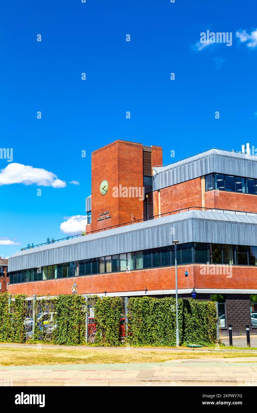 Edificio in stile 1970s degli uffici civici di Hertsbere, sede del Consiglio Borough di Hertsbere, Elstree Way, Borehamwood, Hertfordshire, Regno Unito Foto Stock