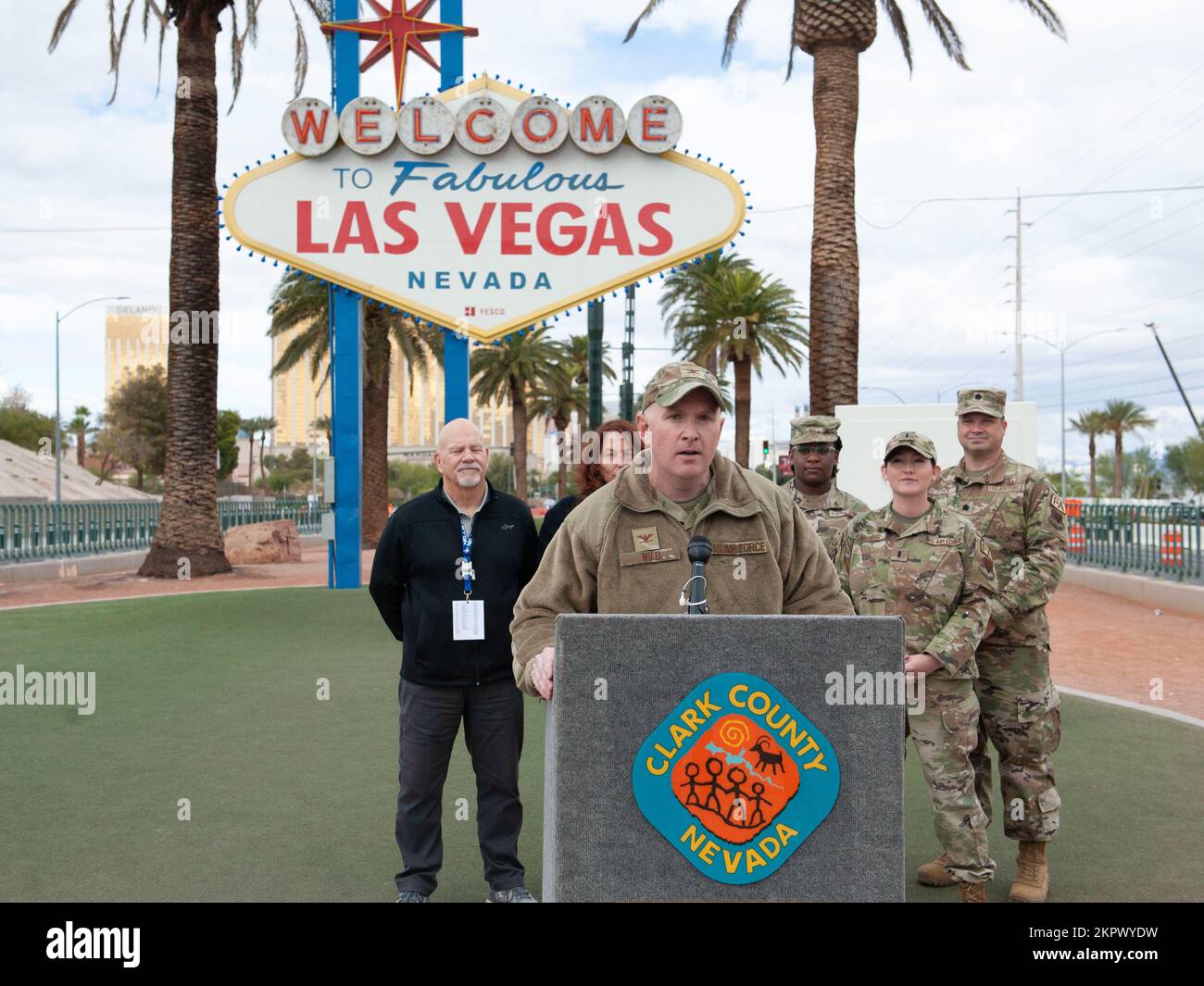 Il col. Jason Wild, vice comandante della 99th Air base Wing, commenta durante una cerimonia di illuminazione al cartello Welcome to Las Vegas il 3 novembre 2022, Las Vegas, Nevada. Il cartello Welcome to Las Vegas è stato illuminato con lampadine blu in onore del 75th° anniversario dell'aeronautica militare. Foto Stock