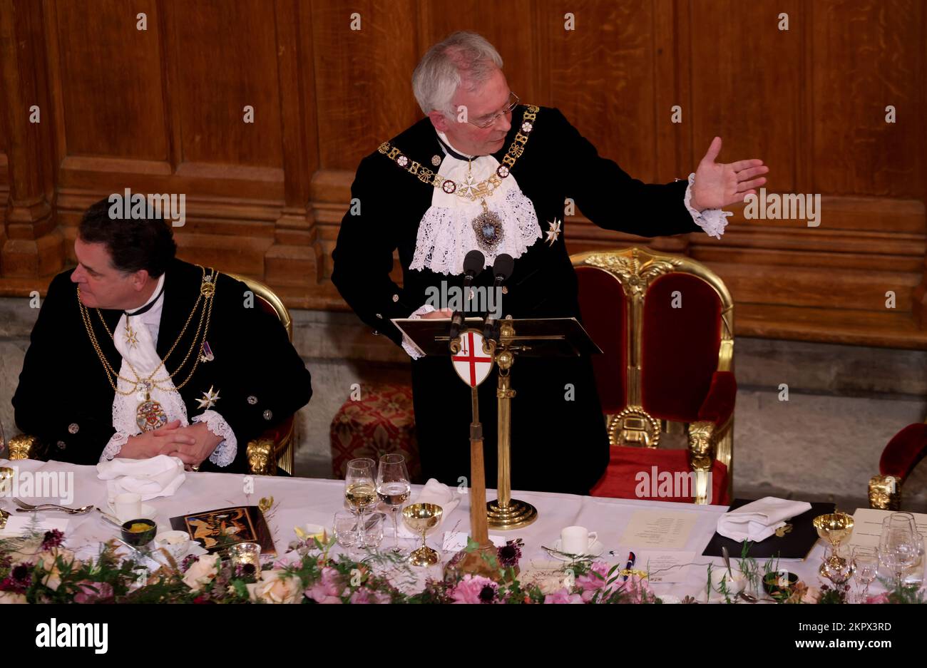 Il sindaco di Londra, Nicholas Lyons, che parla al banchetto annuale del sindaco al Guildhall nel centro di Londra. Data immagine: Lunedì 28 novembre 2022. Foto Stock