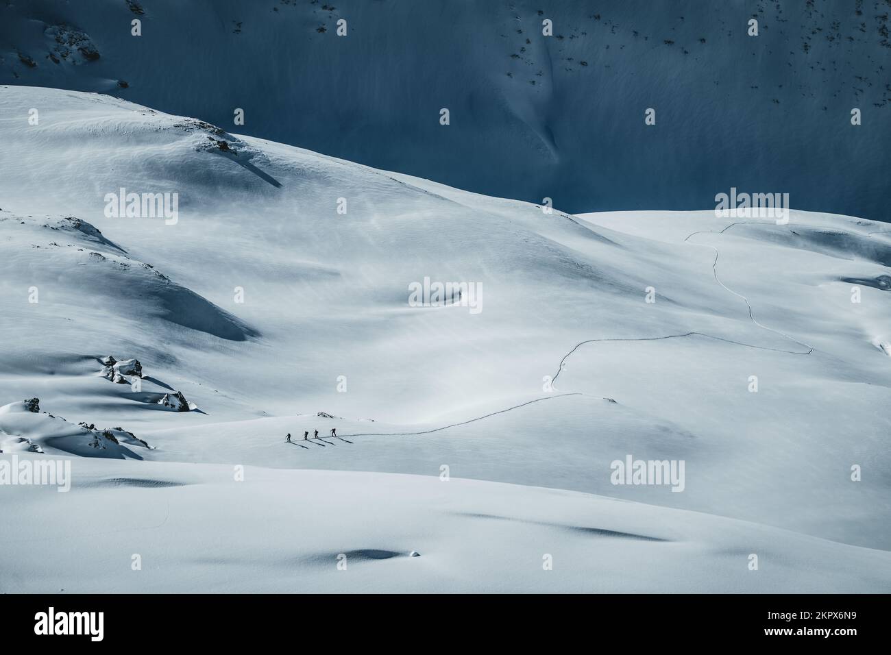 Vista in lontananza di quattro persone scialpinismo fuori pista nelle Alpi austriache, Gastein, Salisburgo, Austria Foto Stock