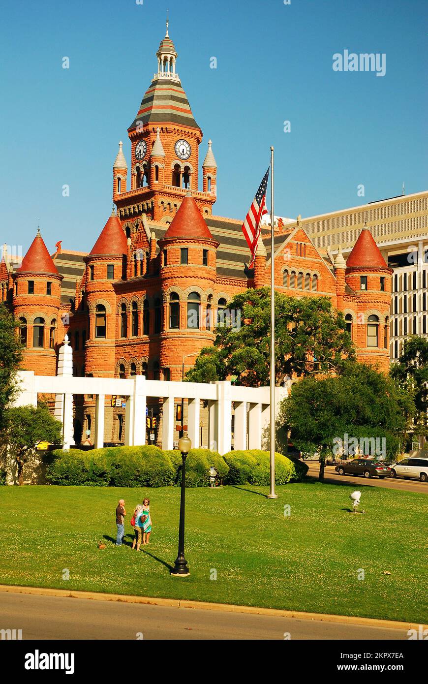 I turisti si riuniscono sul prato verde di Dealey Plaza a Dallas, vicino al luogo dell'assassinio Kennedy Foto Stock