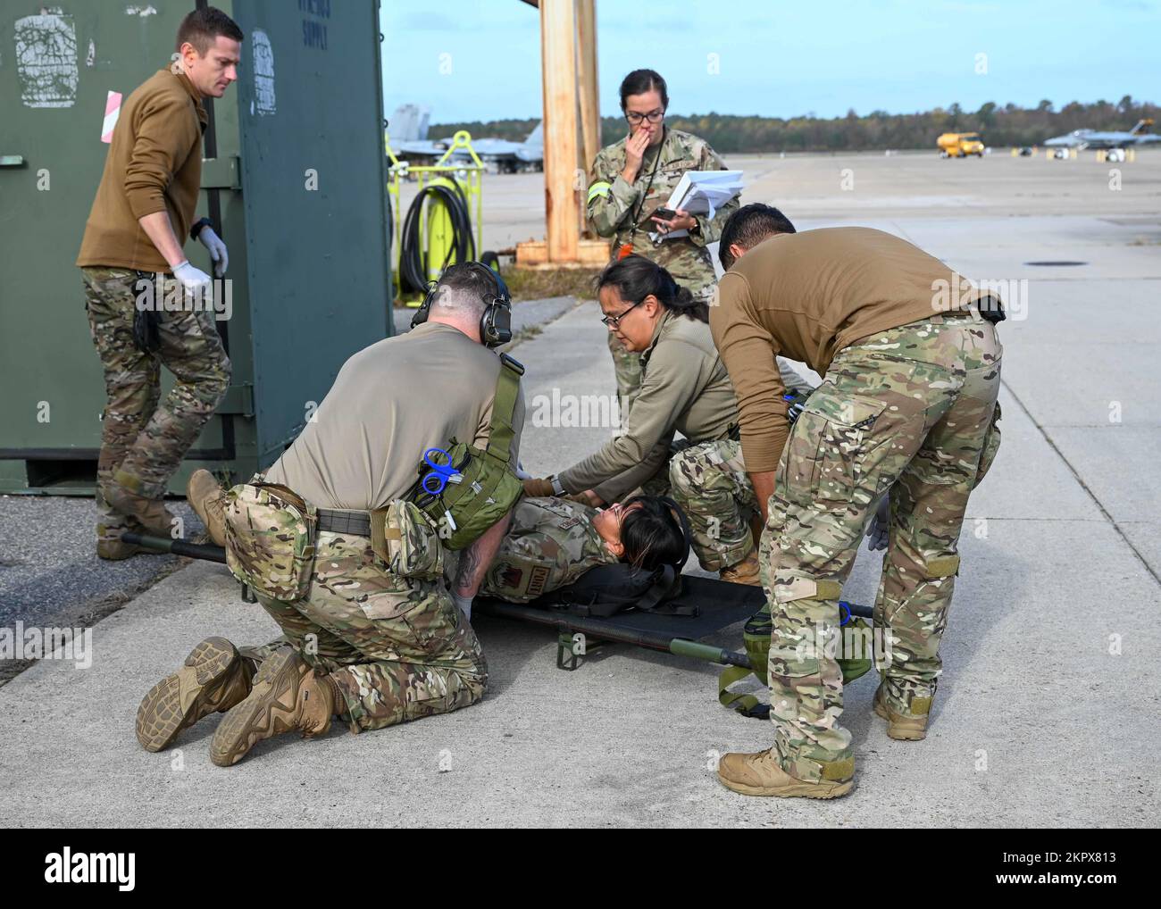 I militari del 355th Medical Group e del 563rd Rescue Group spostano un paziente simulato su una barella durante l'esercizio Bushwhacker 22-07 presso la Naval Air Station Oceana, Virginia, 3 novembre 2022. La 355th Wing forma gli Airmen Multi-Capable per competere, scoraggiare e vincere la lotta di fascia alta, tenendo conto dell'ambiguità e dell'incertezza che ci si aspetta nei conflitti futuri. Foto Stock