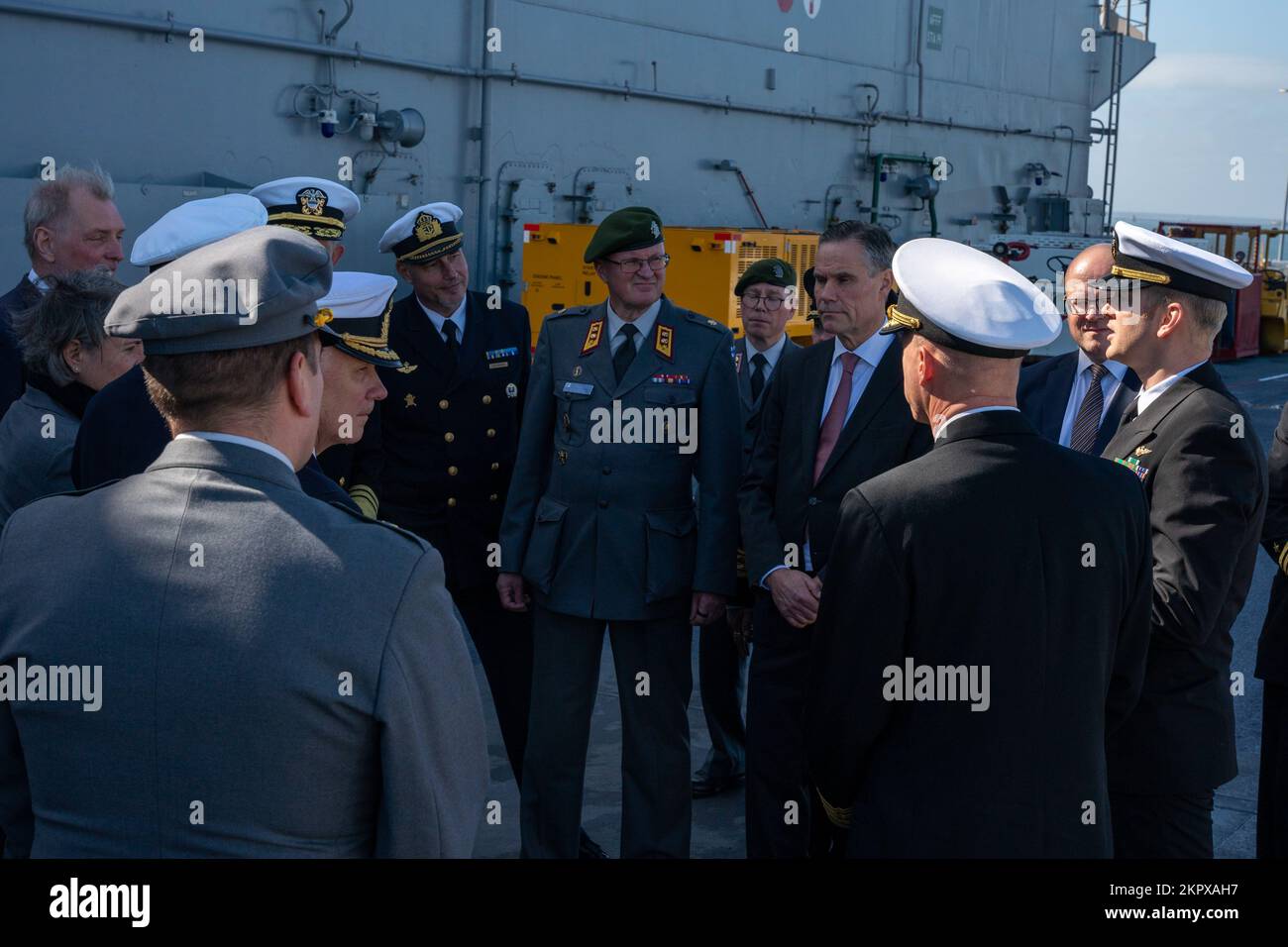 NORFOLK (3 novembre 2022) – Una delegazione dell'ambasciatrice finlandese e svedese fa un tour della nave d'assalto anfibio di classe Wasp USS Bataan (LHD 5) il 3 novembre. Il ruolo del comando congiunto della forza Norfolk è quello di proiettare la stabilità, dissuadere l’aggressione e difendere gli alleati della NATO nell’Atlantico settentrionale e nella regione artica, dal fondale allo spazio. Foto Stock