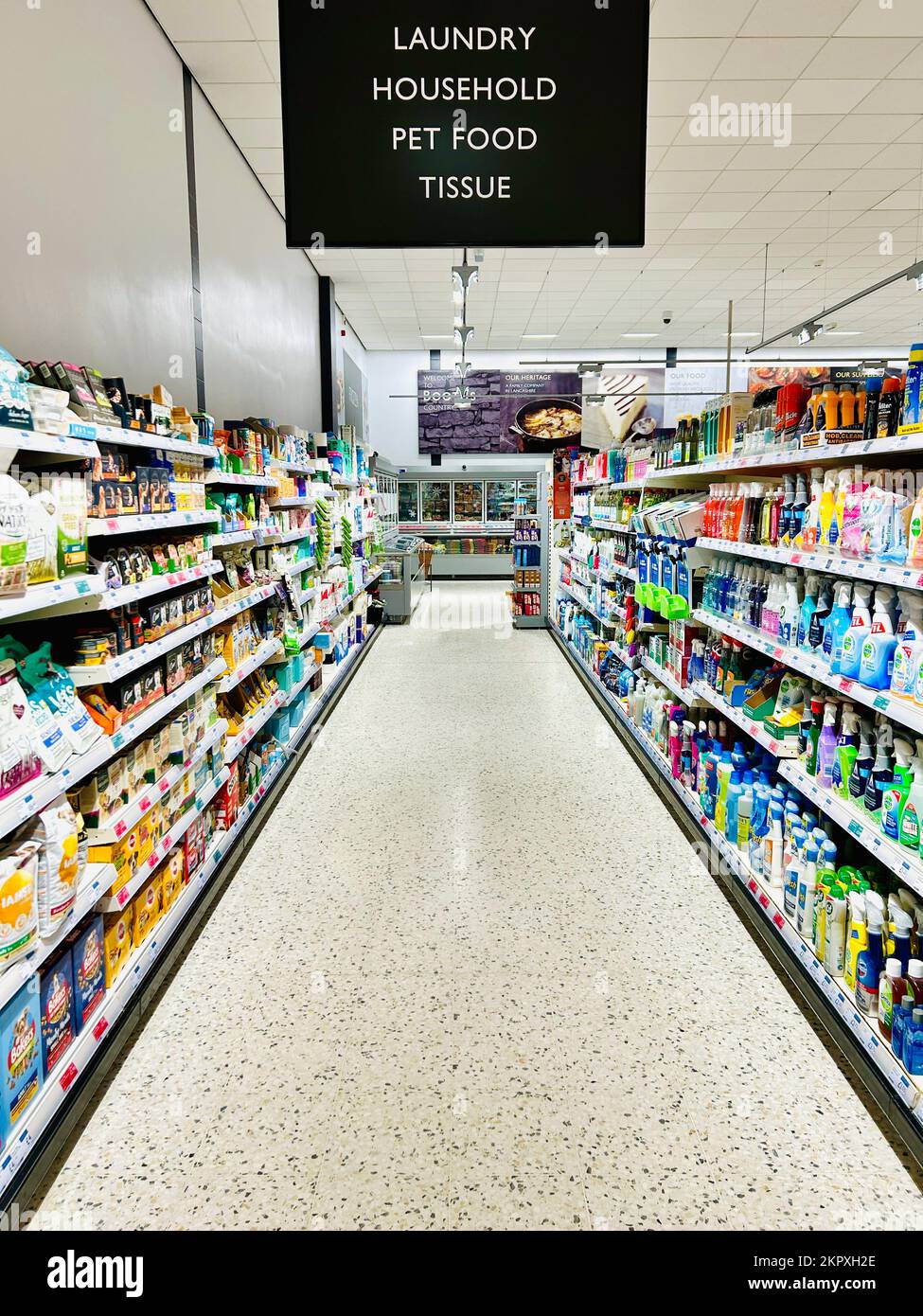 Interno di un negozio con corridoio di shopping alimentare in uno stand Supermarket a Ilkley. Foto Stock