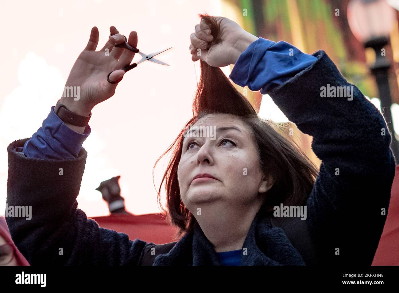 Londra, Regno Unito. 26th Novembre 2022. Protesta iraniana per il taglio dei capelli. Maryam Namazie, scrittore e attivista iraniano, si prepara a tagliare i capelli in protesta come parte delle azioni in corso che chiedono il cambiamento di regime a Teheran, in Iran. Per molte donne iraniane il taglio dei capelli – un segno di bellezza che si decreterà di nascondere nella Repubblica islamica – è una forma di protesta toccante. I manifestanti chiedono giustizia per le centinaia di manifestanti uccisi dopo la morte di Mahsa Amini, 22 anni. Credit: Guy Corbishley/Alamy Live News Foto Stock