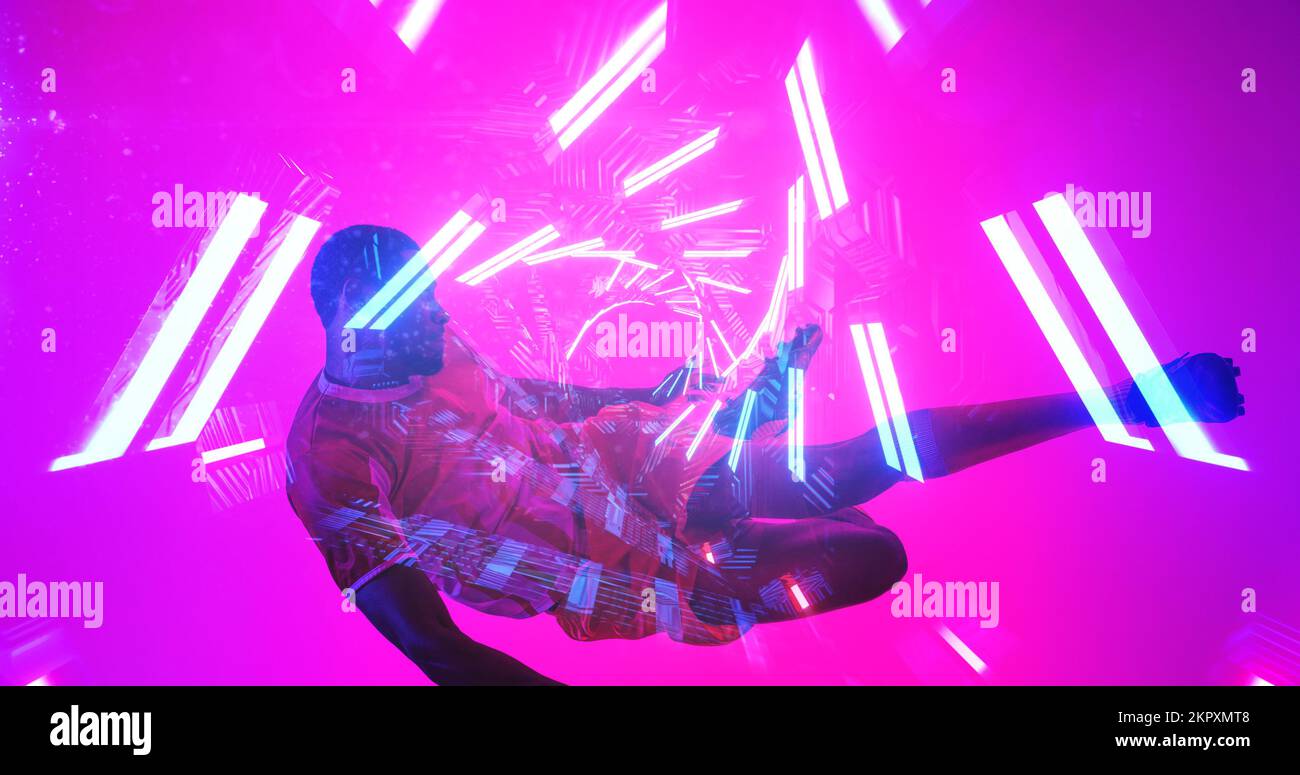 Linee illuminate e modelli astratti sopra il giocatore di calcio maschile afro-americano che salta e calcia Foto Stock Linee illuminate e modelli astratti sopra il giocatore di calcio maschile afro-americano che salta e calcia Foto Stock