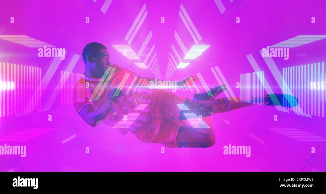 Giocatore di calcio maschile afro-americano che salta e calcia su linee illuminate e modelli astratti Foto Stock Giocatore di calcio maschile afro-americano che salta e calcia su linee illuminate e modelli astratti Foto Stock