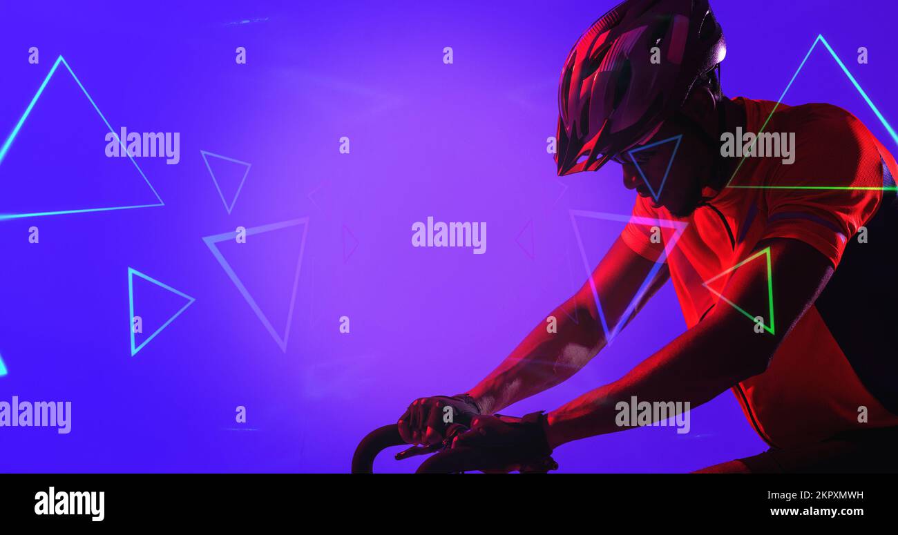 Atleta afro-americano maschile che indossa casco e occhiali da equitazione su triangoli illuminati Foto Stock
