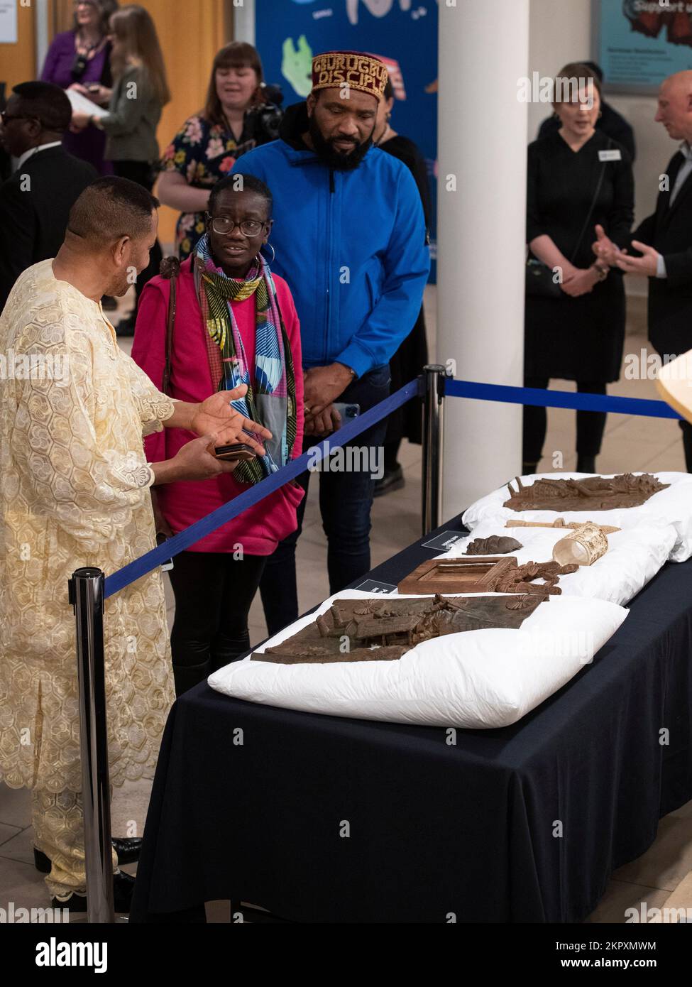 Manufatti in mostra al Museo e Giardini Horniman nel sud di Londra durante una cerimonia in cui il museo ha iniziato il processo ufficiale di ritorno dei bronzi del Benin saccheggiati in Nigeria. Il Museo Horniman, che ospita una collezione di 72 oggetti preziosi che sono stati presi con la forza da Benin City nel 1897, ha ufficialmente consegnato la proprietà dei manufatti al governo nigeriano il lunedì. Data immagine: Lunedì 28 novembre 2022. Foto Stock